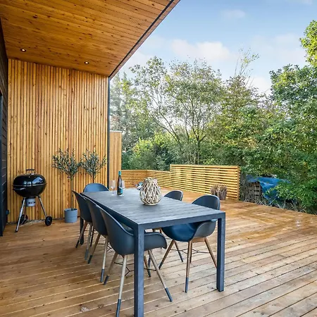 בית נופש 4 Bedroom Gorgeous In V *